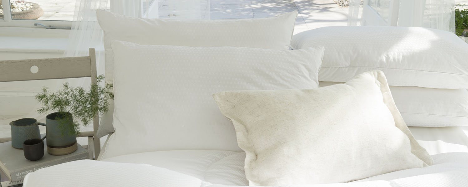 https://www.snug-interiors.com/images/pages/1068-Pillow%20Buying%20Guide%20Intro%20Banner.jpg